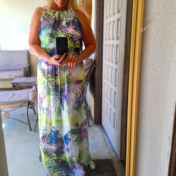 Jennifer Lopez Halter Maxi Dress Self Belt SzM Lined Keyhole Back PRetty Floral - Picture 1 of 13